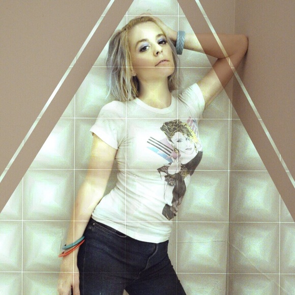 Meet your Posher, Emily - Picture 2 of 5